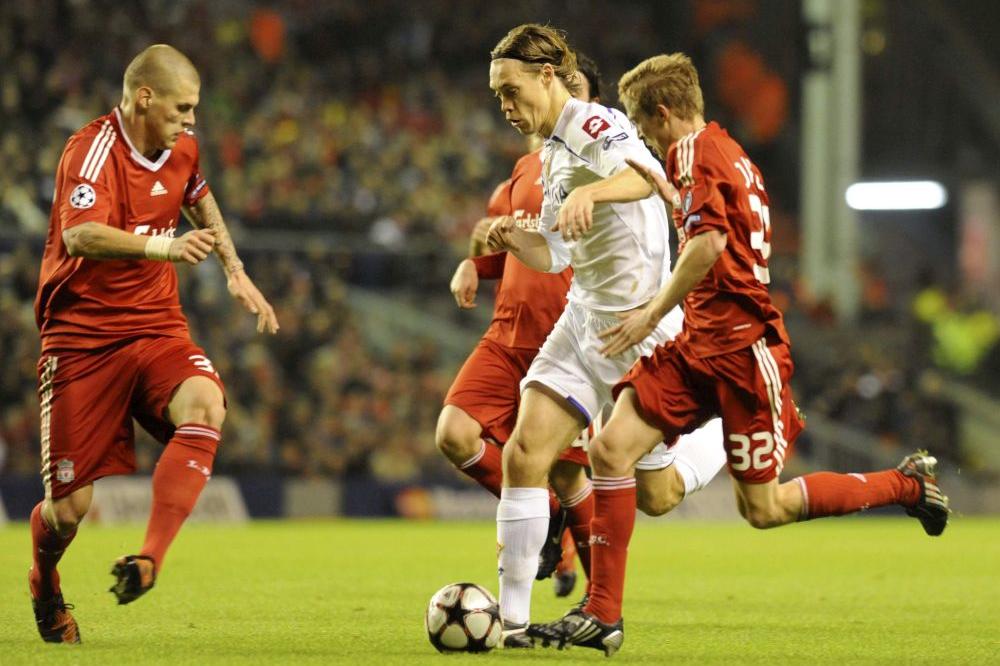 TEŠKA BOLEST OKONČALA KARIJERU BIVŠEG IGRAČA LIVERPULA: Pre 2 meseca je oženio kapitenku Engleske, a sad je saznao da mišići mogu da počnu da mu otkazuju!