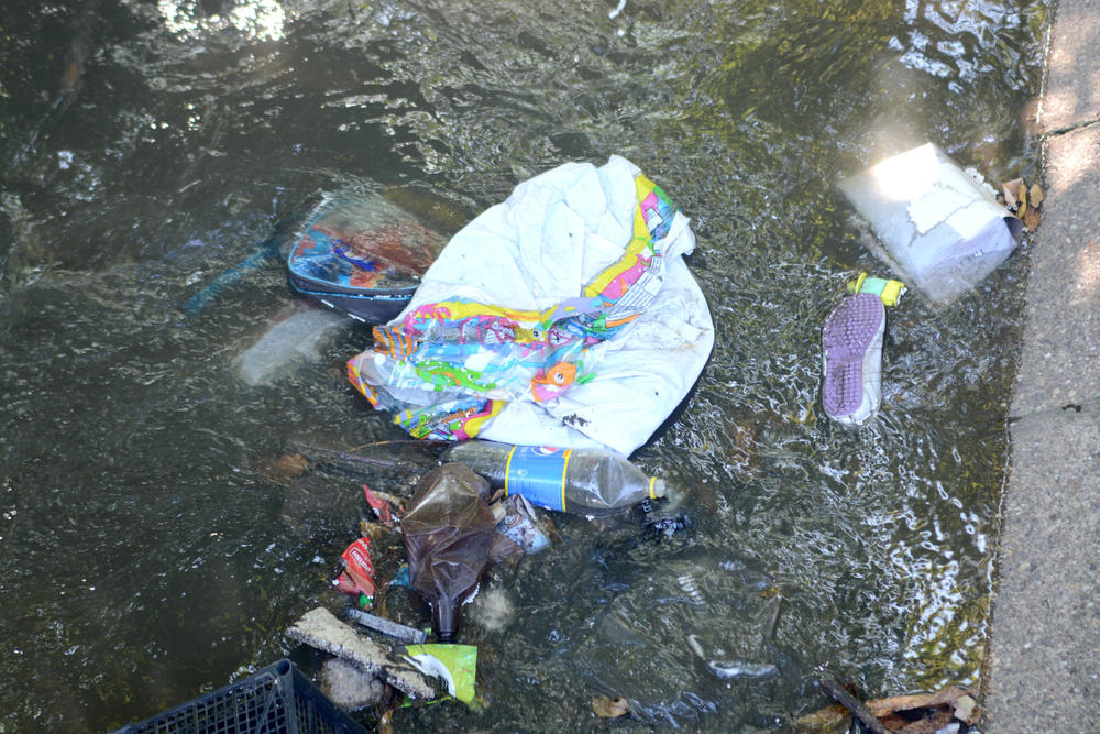 Dečije patike, flaše, kese, samo neke od nataloženih stvari u potoku 