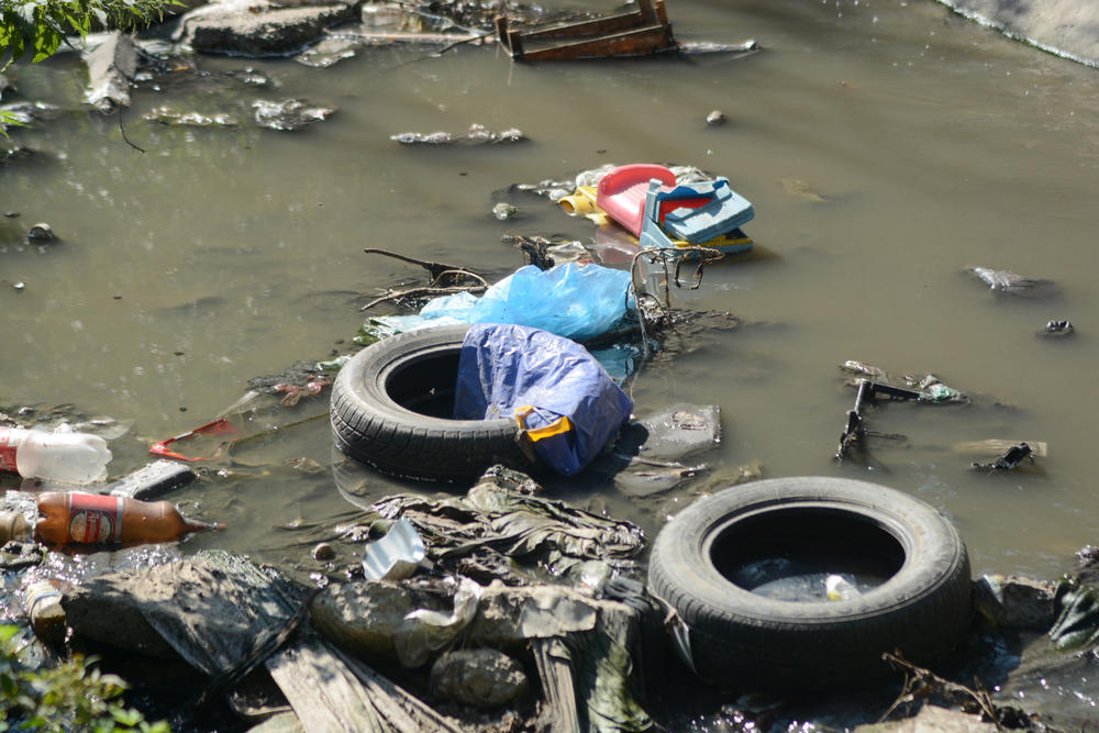 Automobilske gume u potoku 