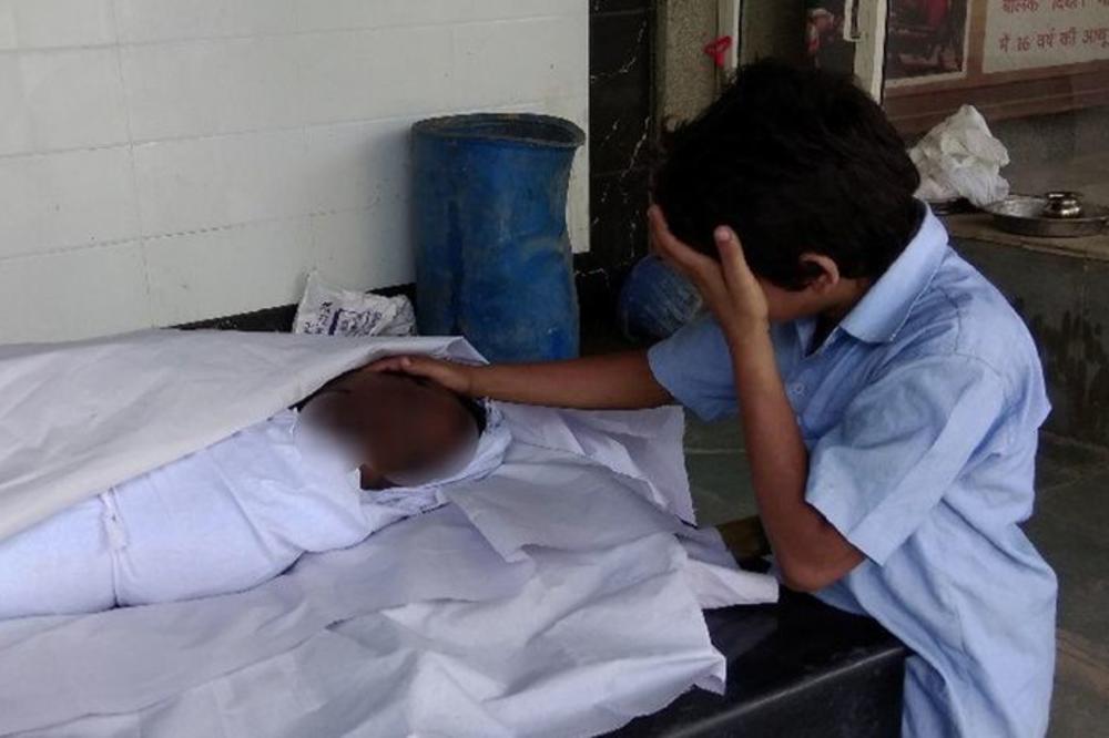 DEČAK PLAČE NAD SVOJIM PREMINULIM OCEM: Priča iza ove fotografije je UŽASNA