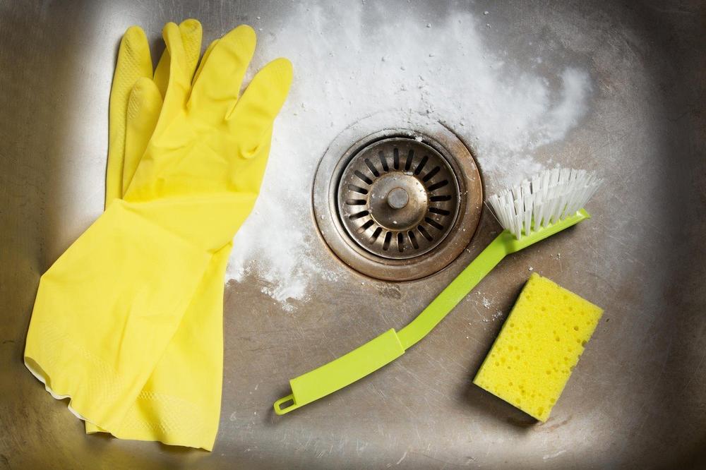 Genijalan trik: Zašto u sudoperu treba da stavite malo brašna!