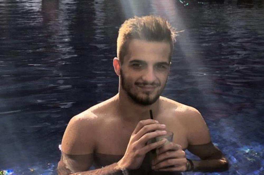 LAPSUS OBARA REKORDE: Pevač najpopularnijeg benda pokorio Balkan, pa otišao na odmor na Bali!