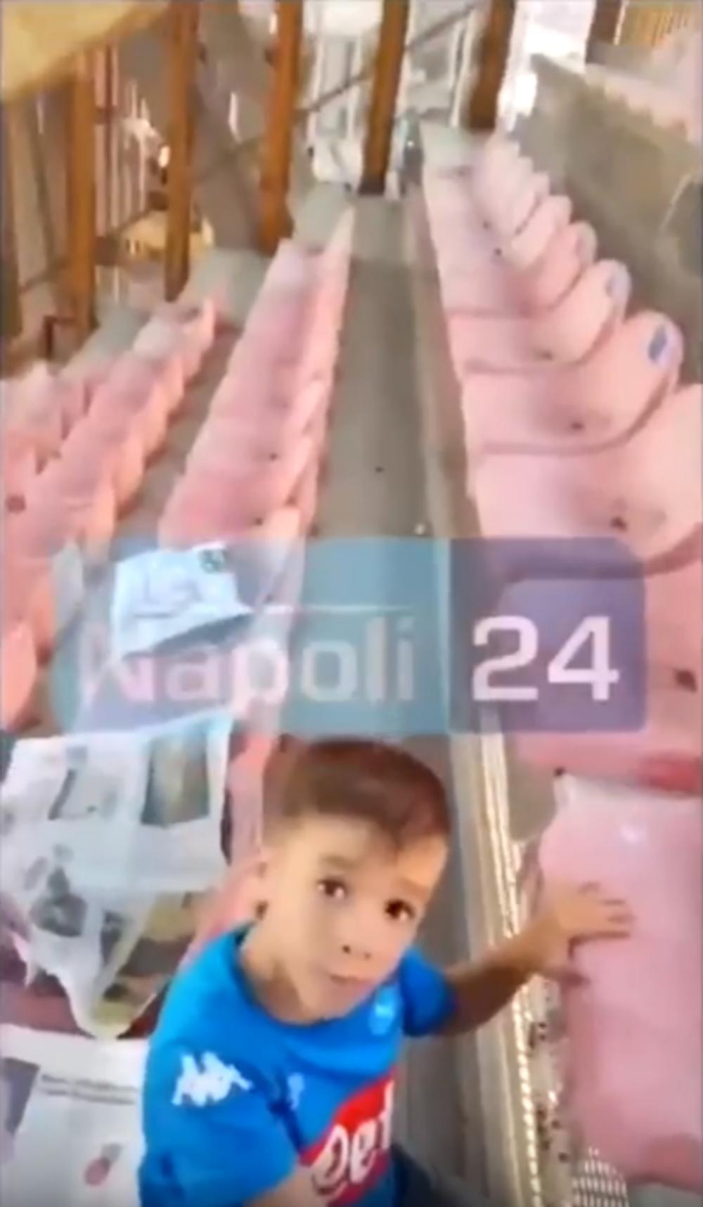 Dete koje stoji iznad provalija na stadionu Napolija  