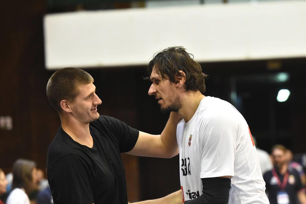 Nikola Jokić se pozdravlja sa Bobanom Marjanovićem  