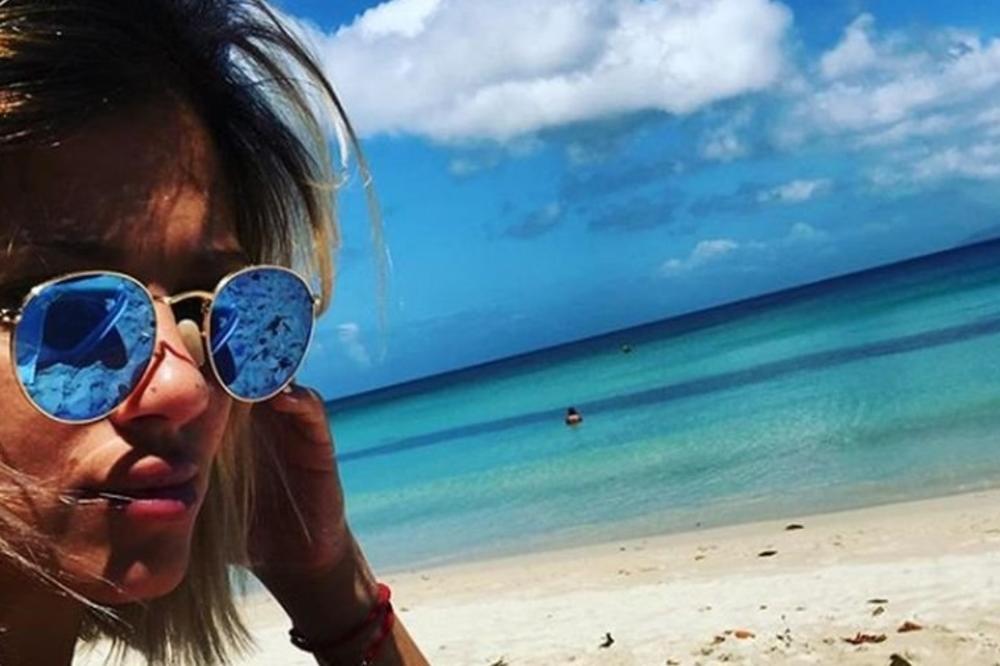 FOTKA KOJA UBIJA! Kija u tangama na Sejšelima a sva preplanula!