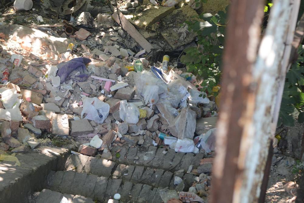 Nabacan šut duž stepenica koje vode ka Savamali  