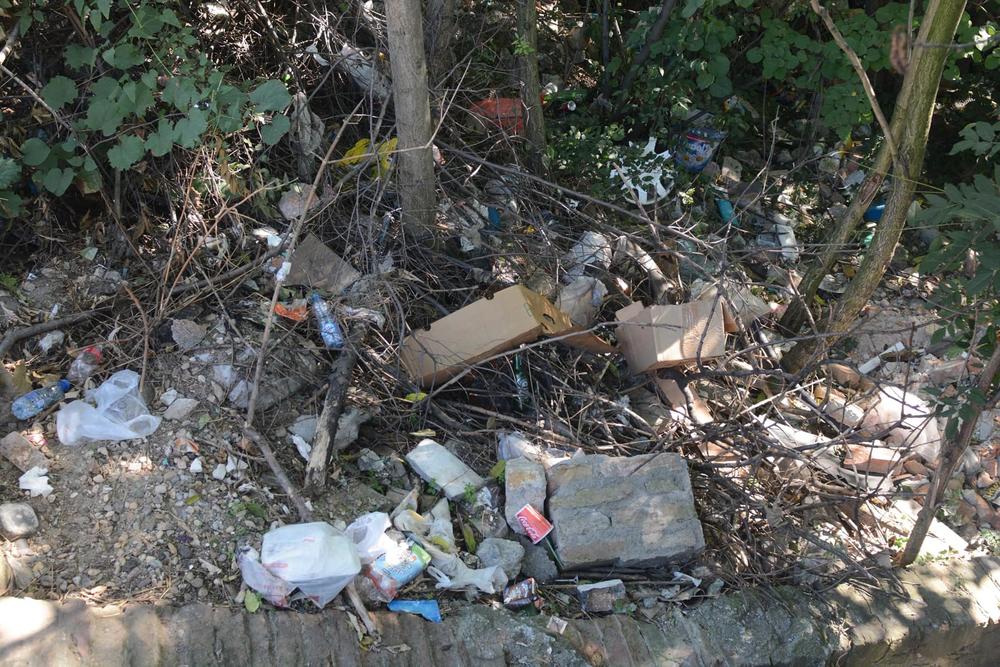 Kartoni, plastika, kese preko puta Kalemgdana  