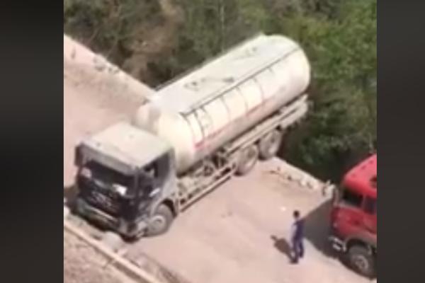 PA DA LI JE OVAJ ČOVEK NORMALAN?! Milimetri su ga delili od SMRTI, ali ovaj vozač je USPEO NEŠTO NEMOGUĆE! (VIDEO)