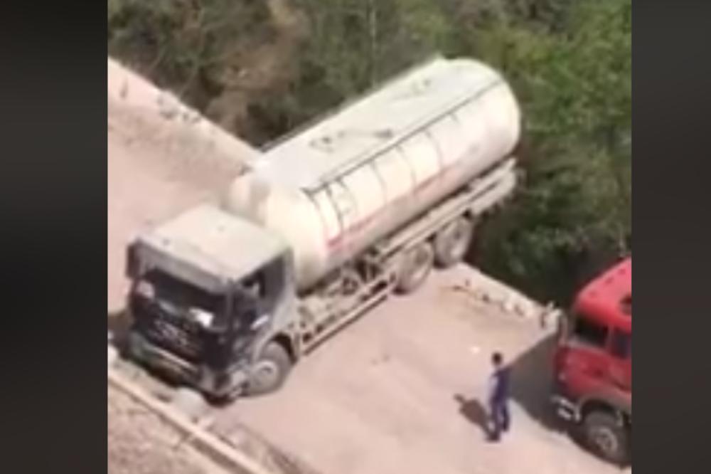 PA DA LI JE OVAJ ČOVEK NORMALAN?! Milimetri su ga delili od SMRTI, ali ovaj vozač je USPEO NEŠTO NEMOGUĆE! (VIDEO)