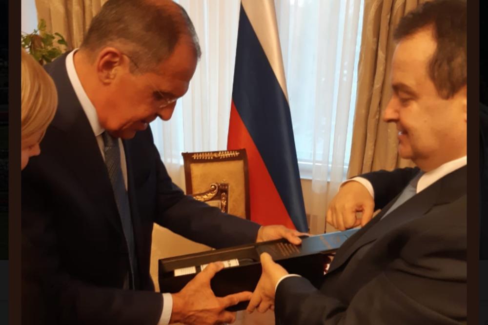 PRIJATELJSTVO IZMEĐU RUSIJE I SRBIJE TRAJE I TRAJAĆE: Ivica Dačić ovim gestom oduševio Lavrova! (FOTO)