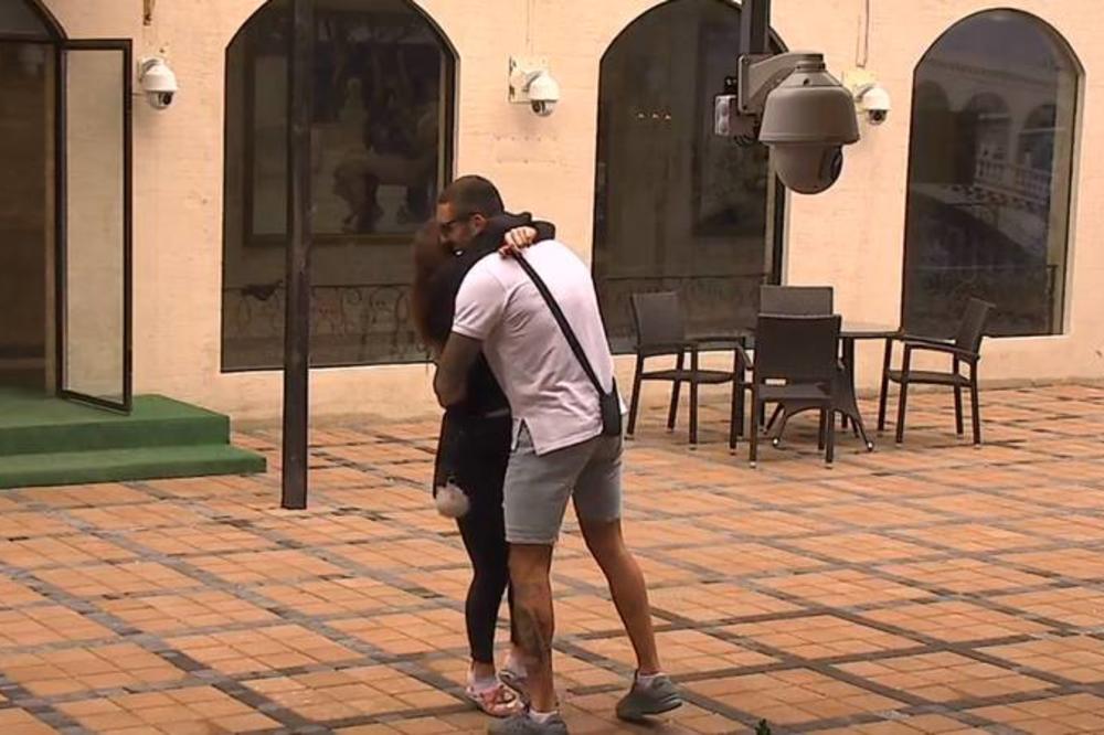 PUCA OD LJUBOMORE: Iako kaže da joj više nije stalo, Dini nije svejedno što Boža ima devojku!