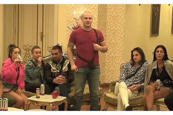 ĐOLE OTKRIO MILIJEVE KOMPLEKSE: Nije ga štedeo, tokom cele večeri čašćavao ga POGRDNIM EPITETIMA!