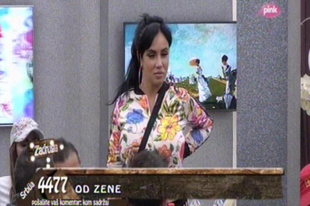 ZAŠTO IDEŠ GOLA PO KUĆI? KOME? ČEMU? Aleksandri bilo neprijatno pa se presvukla: To sam povukla na MAJKU!