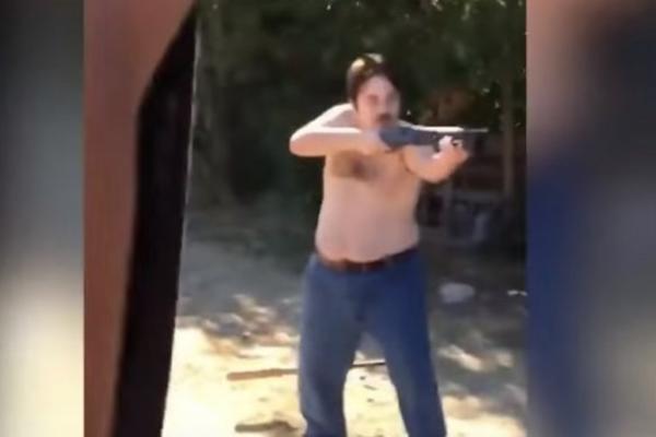 OTAC I SIN UBILI KOMŠIJU ZBOG SMEĆA NA ULICI! Supruga i brat ubijenog sve snimili telefonom (UZNEMIRUJUĆI VIDEO)