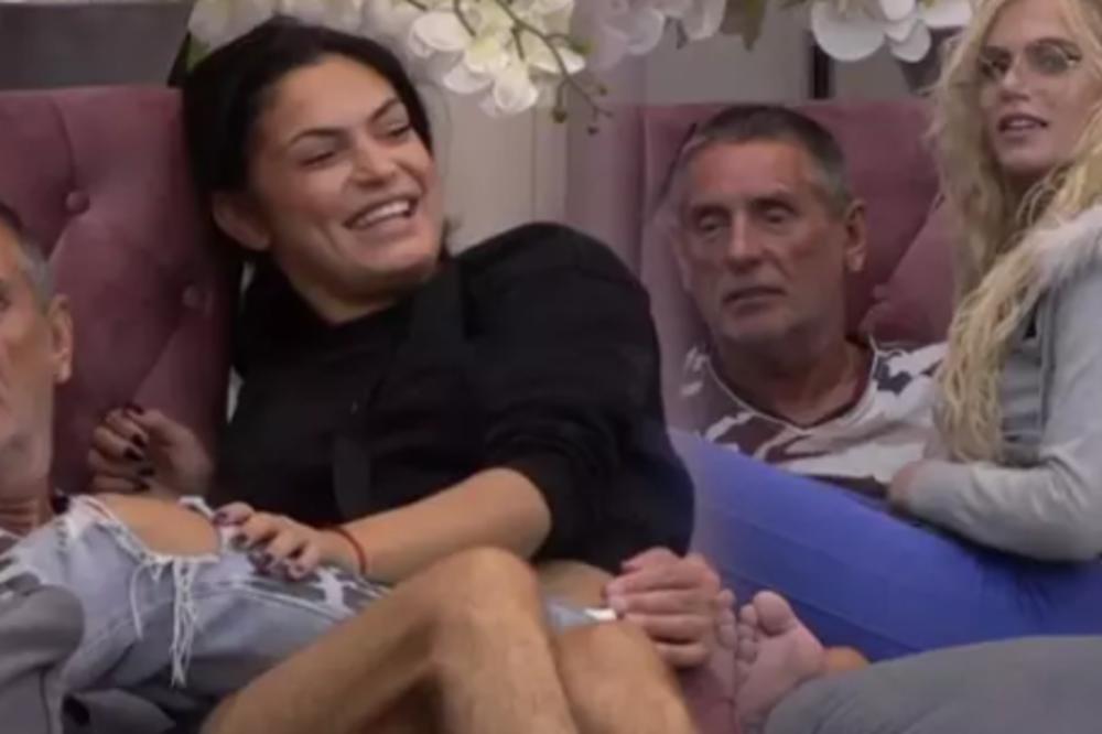 ZANEO SE ČOVEK! LEPI MIĆA mazio DVE DEVOJKE, a uradio je i JOŠ NEŠTO UVRNUTO! (VIDEO)