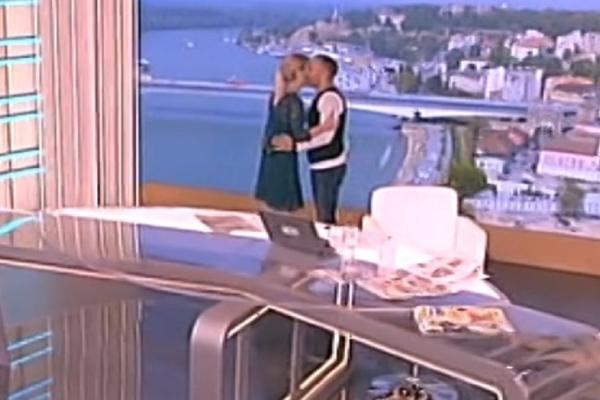 BIVŠI MUŽ NATAŠE MILJKOVIĆ JE BRUTALAN FRAJER: Proslavljeni glumac se RAZGOLITIO na plaži i ostavio nas BEZ TEKSTA!