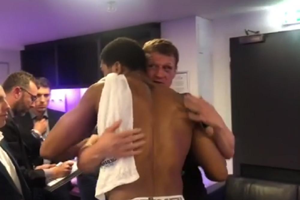 IMA STVARI KOJE NOVAC NE MOŽE DA KUPI: Džošua posle borbe ušao u svlačionicu protivnika i pokazao šta je fer-plej!