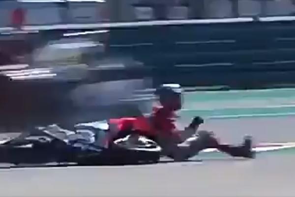 PAKLEN PAD SLAVNOG MOTOCIKLISTE: Pao sa motora na početku trke, a onda ga je vozilo poklopilo po leđima!