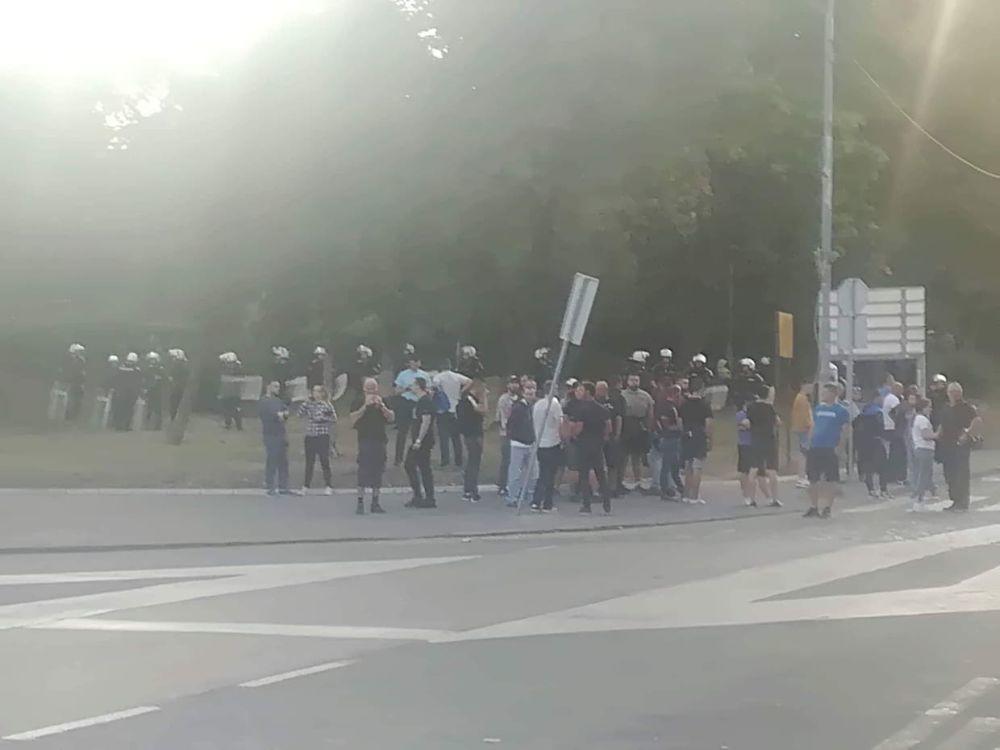 Ogroman broj pripadnika policije na Autokomandi  