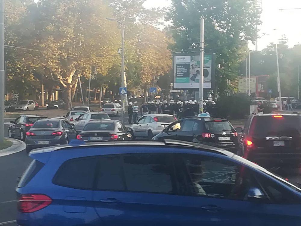 Policija na Autokomandi pred Večiti derbi  