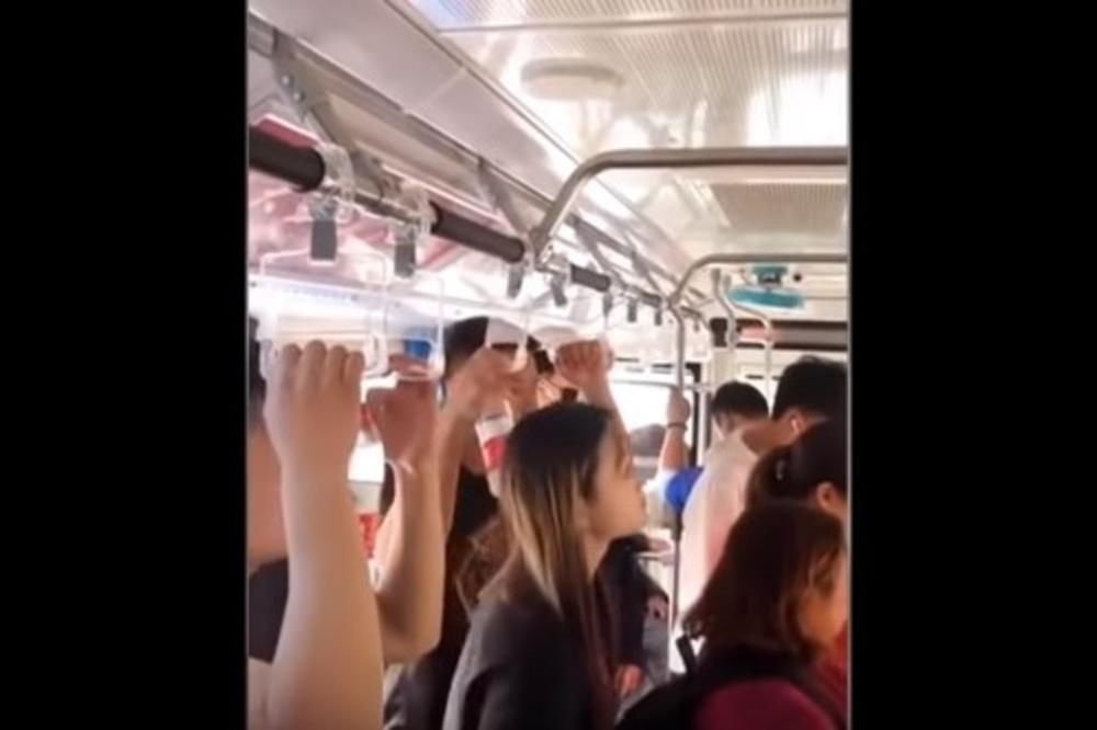 DEVOJKA JE ZBOG POTEZA NASMEJALA CEO AUTOBUS: U nedostatku slobodne ručke, sinula joj je GENIJALNA IDEJA (VIDEO)