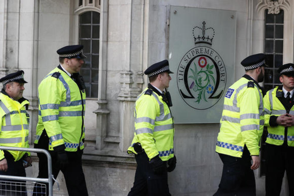 DRAMA U LONDONU: Policija uhapsila NAORUŽANOG MUŠKARCA ispred Bakingemske palate