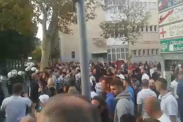 POČELE I PRVE PROZIVKE: Grobari peckaju Delije na Autokomandi!