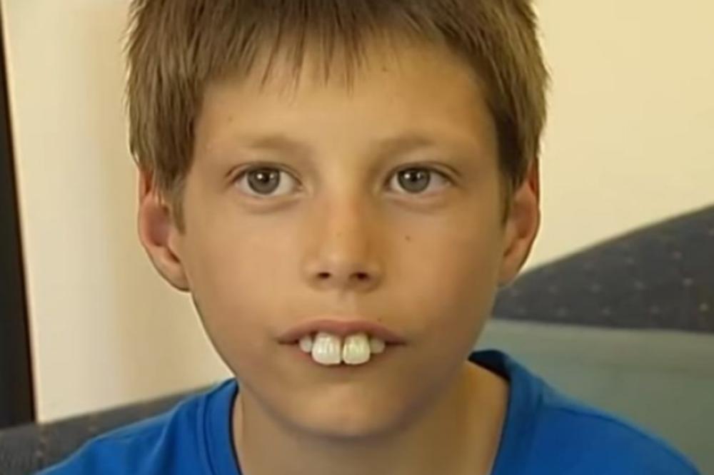 RUGALI SU MU SE U ŠKOLI I ZVALI GA DEČAK ZEC: Nakon pet godina, on se njima SMEJE! (VIDEO)