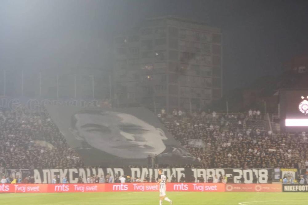 OGROMNA ŠETALICA NA JUŽNOJ TRIBINI: Grobari na derbiju odali počast navijaču ubijenom u okršaju sa Delijama!