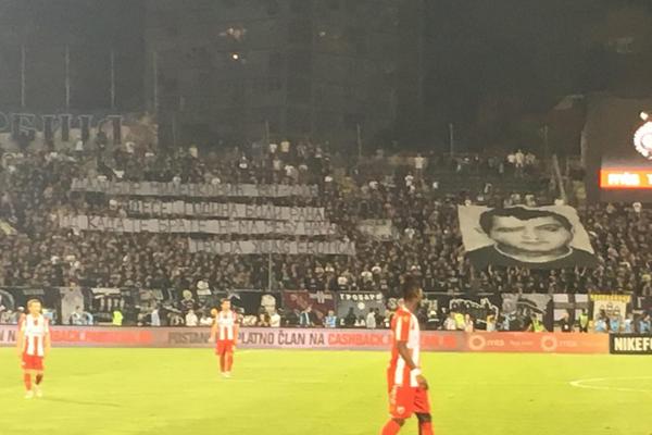 UBIJEN JE PRE DESET GODINA: Grobari sa Juga se setili još jednog ubijenog navijača u obračunu vatrenim oružjem!