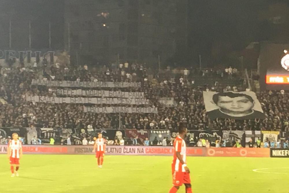 UBIJEN JE PRE DESET GODINA: Grobari sa Juga se setili još jednog ubijenog navijača u obračunu vatrenim oružjem!