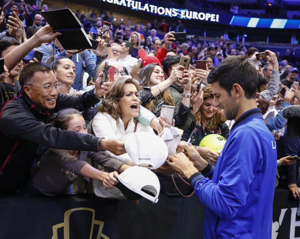 Novak Đoković potpisuje autograme  