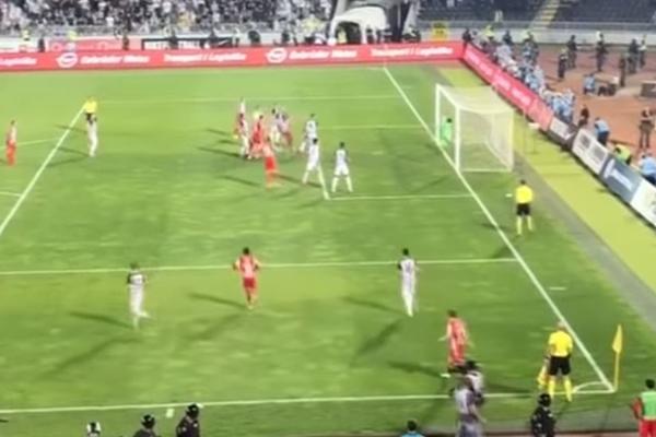 SKORO U RAVNI SA GOL LINIJOM: Još jedan snimak spornog gola Zvezde mogao bi da reši dilemu da li je lopta ušla?!