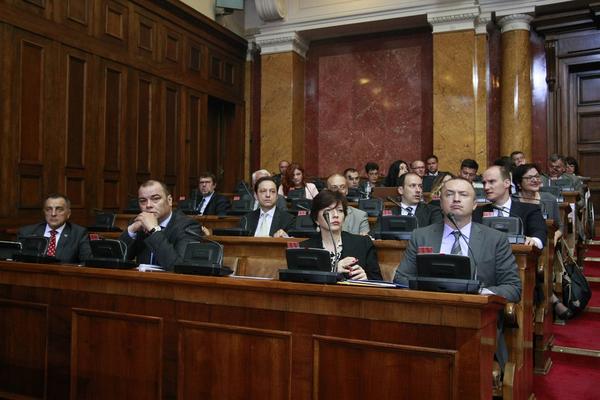 SVI KOJI PODRŽAVAJU ĐILASOV SAVEZ DA NAPUSTE SKUPŠTINU! Poslanik DEMOKRATA traži BOJKOT rada Skupštine Srbije