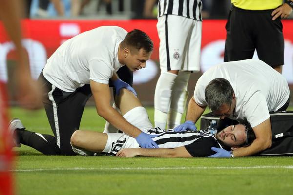 DRAMA IGRAČA PARTIZANA NA DERBIJU: Zovi lekare, zovi lekare! Borjan spasavao život Marka Jankovića!