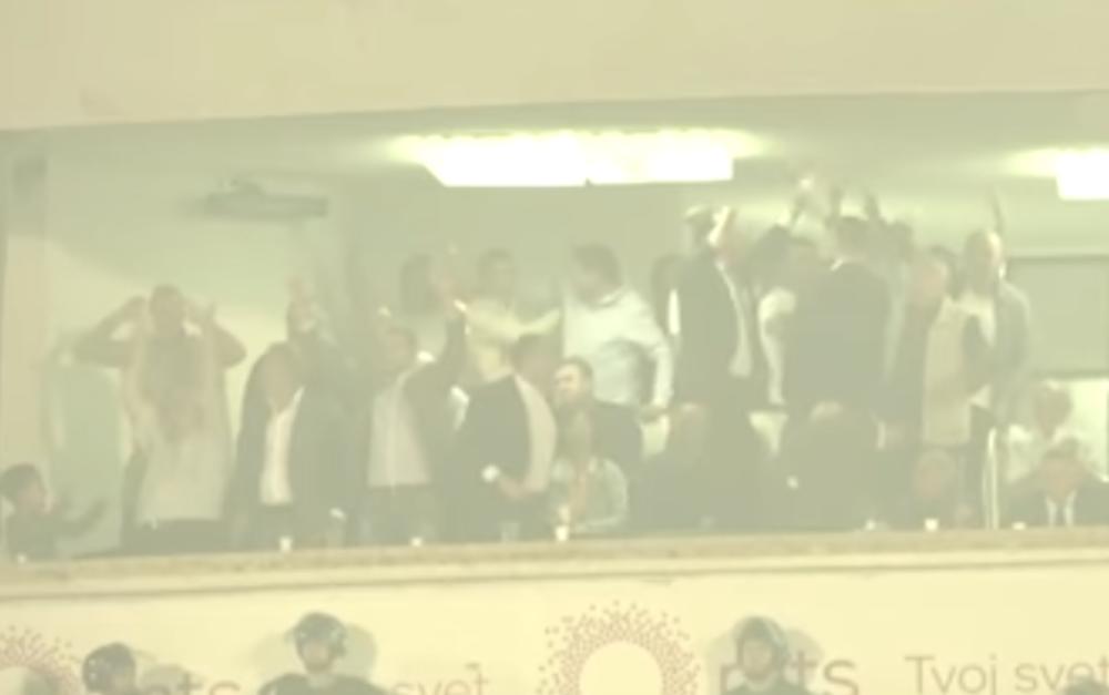 Čelni ljud Partizana proslavljaju Gomešov gol  