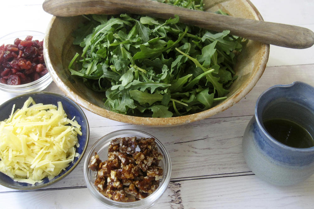 JOŠ DUGO VREMENA NEĆE JESTI SALATU: Kupili su rukolu, pa u njoj pronašli nešto ŽIVO!