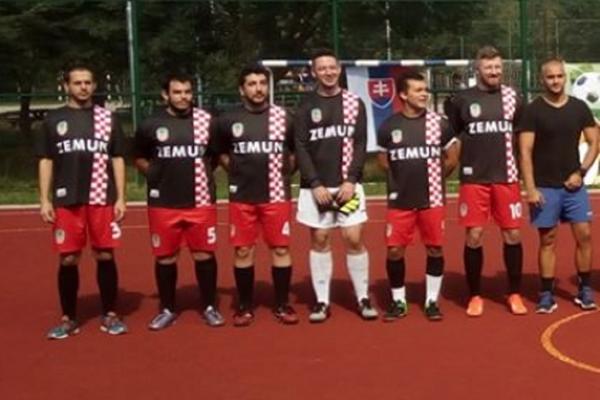 CRNI DRESOVI SA ŠAHOVNICOM NA KOJIMA PIŠE ZEMUN: Hrvati usred Beograda igrali turnir u neverovatnim majicama!