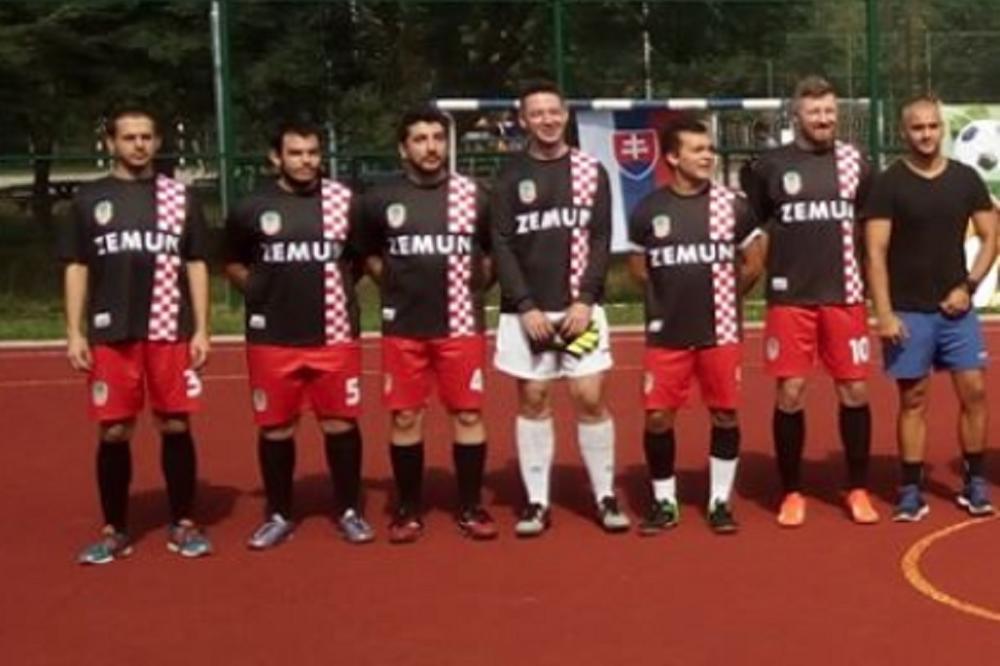 CRNI DRESOVI SA ŠAHOVNICOM NA KOJIMA PIŠE ZEMUN: Hrvati usred Beograda igrali turnir u neverovatnim majicama!