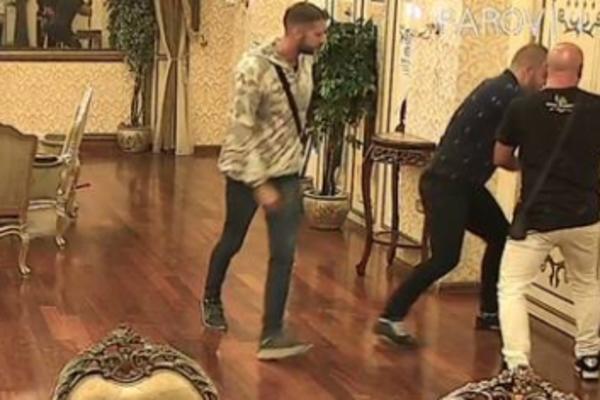 KO JE OVDE LUD,A KO SE PRAVI?! Eskalirala NETRPELJIVOST i umalo sprečen FIZIČKI OBRAČUN između njih DVOJICE! (FOTO)
