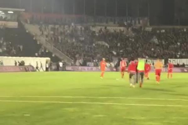 GROBARI MU PROZIVALI ŽENU TOKOM CELOG MEČA: Delije i Borjan odgovorili na brutalno vređanje navijača Partizana