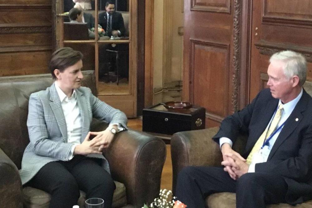 AMERIKA ŽELI DA POMOGNE U NALAŽENJU REŠENJA ZA KOSOVO: Ana Brnabić započela posetu Njujorku susretom sa Džonsonom!