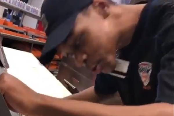 GROZNO, DA GROZNIJE NE MOŽE: Radnik američkog bejzbol velikana pljuvao navijačima u pice!