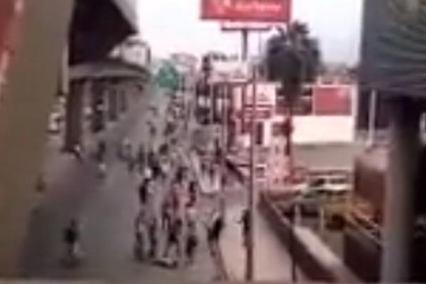 KRVOPROLIĆE NA DERBIJU: Gazio kolima protivničke navijače, kad su ga uhvatili masakrirali su ga, bori se za život