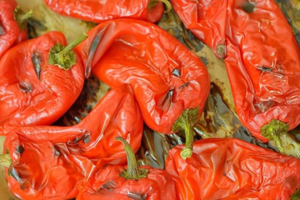 NAJLAKŠI NAČIN KAKO DA OGULITE PEČENE PAPRIKE: Spremite ih za kuvanje ajvara OČAS POSLA - caka iskusnih domaćica