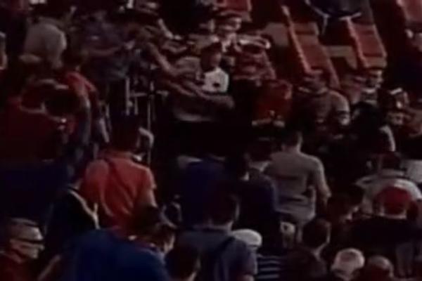 NAVIJAČI JAČI OD POLICIJE: Upali su na tribinu da uhapse jednog, ostali su skočili u njegovu zaštitu i isterali ih!
