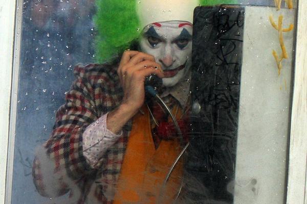 Novi snimci Hoakina Finiksa u kostimu Džokera (FOTO) (VIDEO)