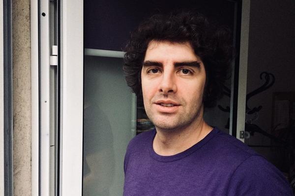 Vođa rok benda Straight Mickey and the Boyz autor muzike za  film Kralj Petar Prvi