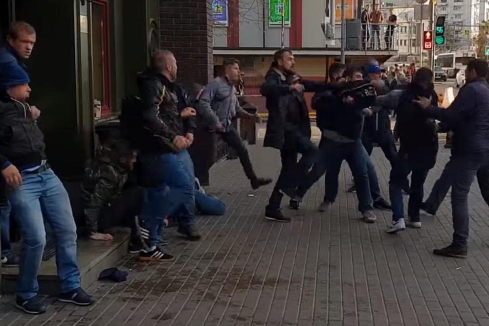 BRUTALNA TUČA BRAĆE GROBARA I DELIJA: Zgazili su ih, a onda je on sam ostao da brani pale drugove protiv njih 10!