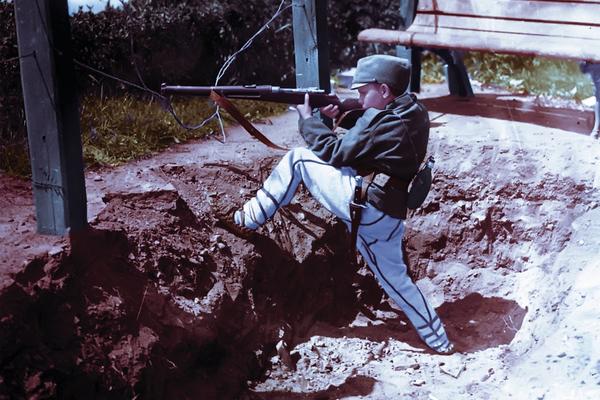 SLIKU OVOG DEČAKA IZ RATA SVI ZNATE, ALI... Bio je srpski junak, ranjavan, a posle je postao ČUVENI SRPSKI GLUMAC!